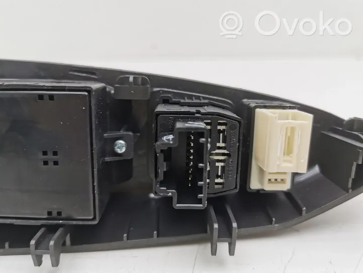 Opel Antara Electric window control switch 