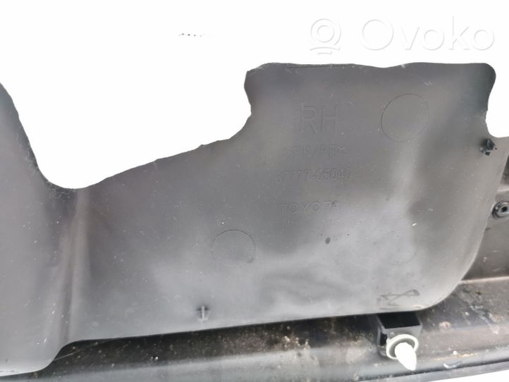 Toyota Avensis T270 Boczki / Poszycie drzwi przednich 6777705040