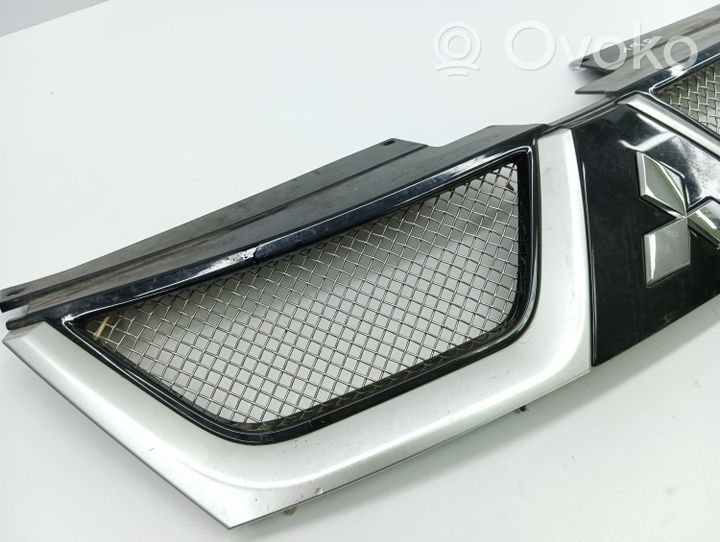 Mitsubishi Outlander Front bumper upper radiator grill 02009923