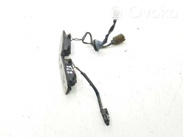 KIA Carens II Lampa oświetlenia tylnej tablicy rejestracyjnej 925013B5