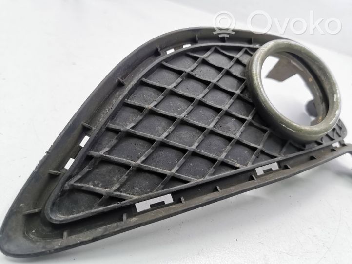 Mercedes-Benz B W246 W242 Priešrūkinio žibinto apdaila/ grotelės A2468851322