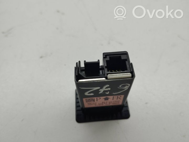 Nissan Juke II F16 USB-pistokeliitin 030712124b