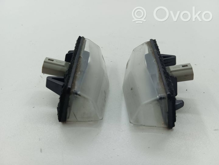 Toyota RAV 4 (XA40) Lampa oświetlenia tylnej tablicy rejestracyjnej A045053