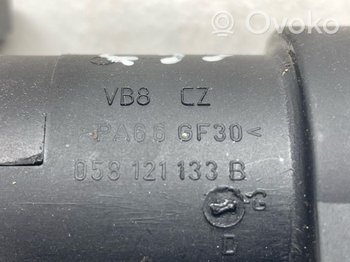 Audi A4 S4 B7 8E 8H Tubo flessibile del liquido di raffreddamento del motore 058121133B