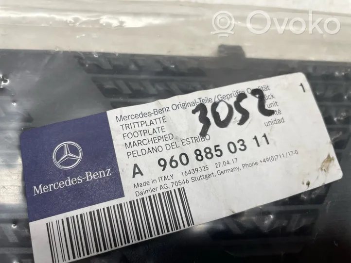 Mercedes-Benz Actros Etupuskurin jakajan koristelista 9608850311