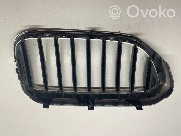 BMW 5 G30 G31 Grille calandre supérieure de pare-chocs avant 8070471