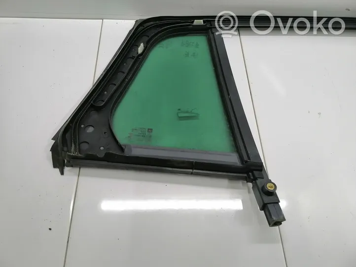 Opel Astra K Takaoven lasin muotolista 565740102