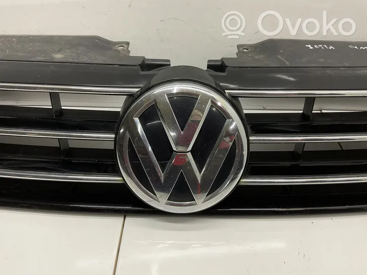 Volkswagen Jetta VI Grotelės viršutinės 5C6853651AJ