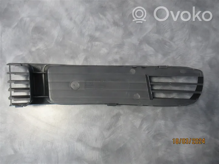 Volkswagen PASSAT B5 Grille inférieure de pare-chocs avant 3B0853678B41