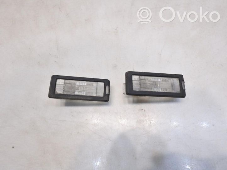 Renault Latitude (L70) Lampa oświetlenia tylnej tablicy rejestracyjnej 8200013577