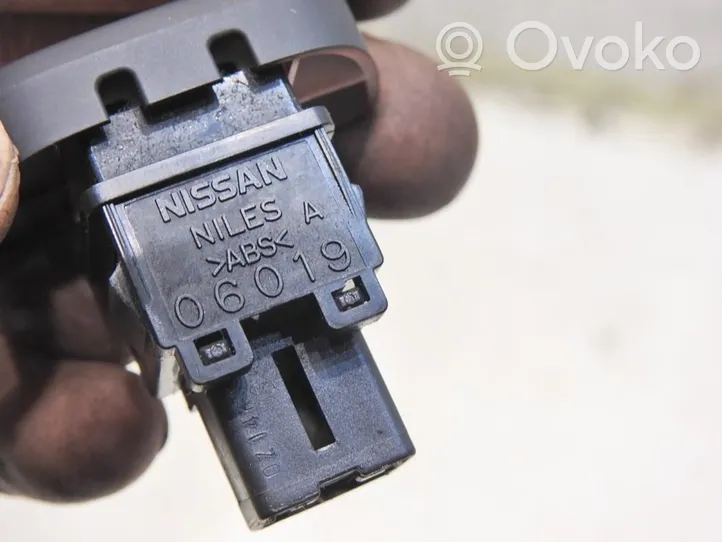 Nissan Micra Botón interruptor de luz de peligro 06019