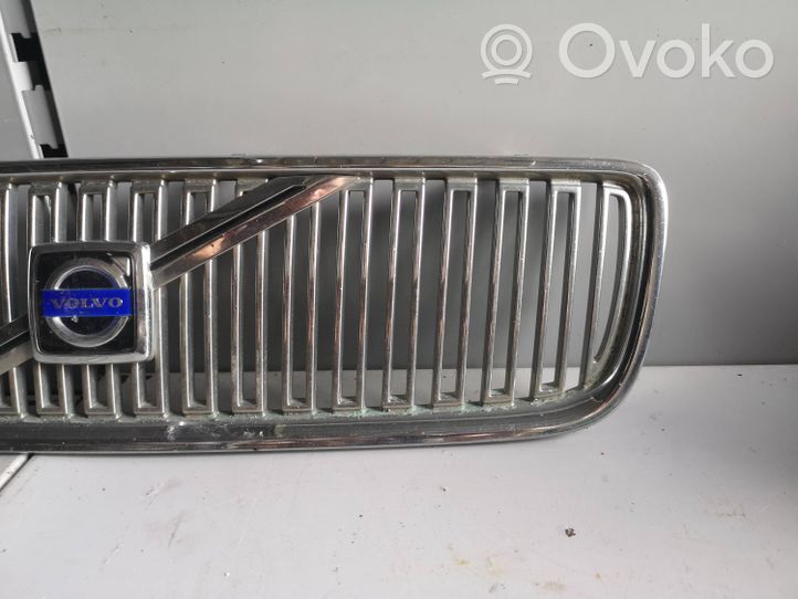 Volvo V70 Grille calandre supérieure de pare-chocs avant 08693346