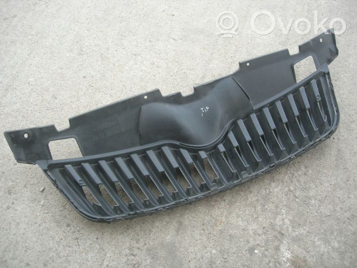 Skoda Fabia Mk2 (5J) Maskownica / Grill / Atrapa górna chłodnicy 5J0853668C