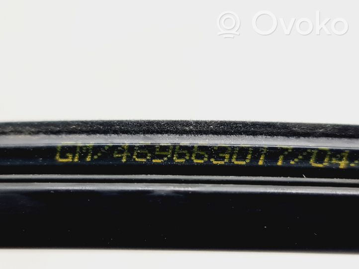 Opel Meriva B Gumowa uszczelka szyby drzwi tylnych 13335025