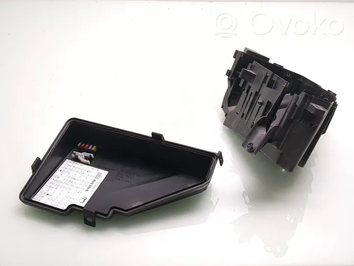 Volvo S90, V90 Fuse box set 31398001