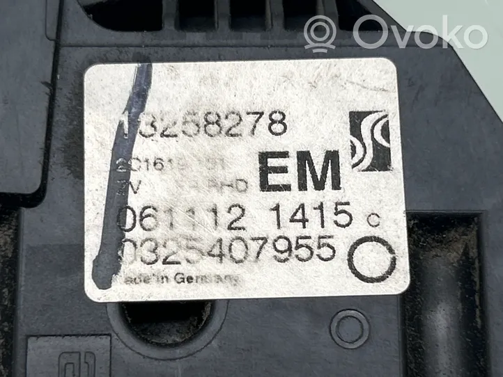 Opel Meriva B Front door lock 13258278