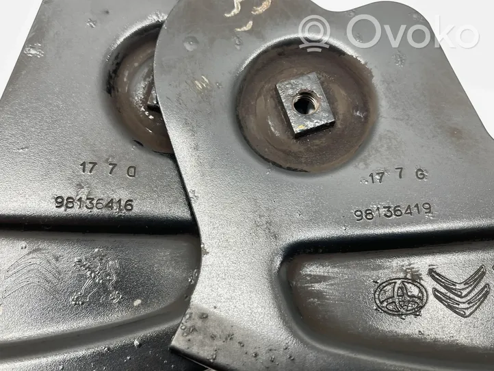 Toyota Proace Osłona przedniej tarczy hamulcowej 98136419