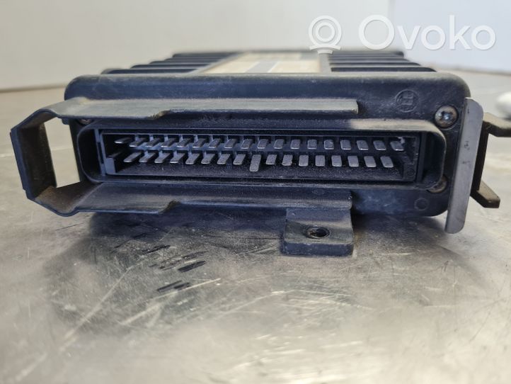 Volkswagen PASSAT B3 Dzinēja vadības bloks 0261200261