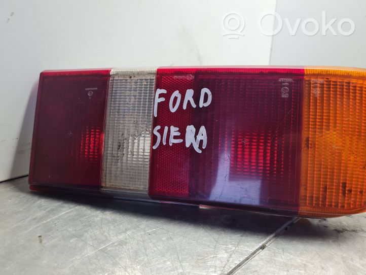 Ford Sierra Задний фонарь в кузове 83BG13A603