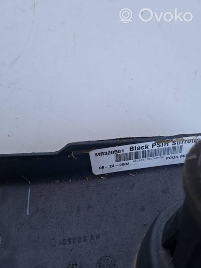 Mitsubishi Eclipse Revestimiento de los botones de la parte inferior del panel MR320501