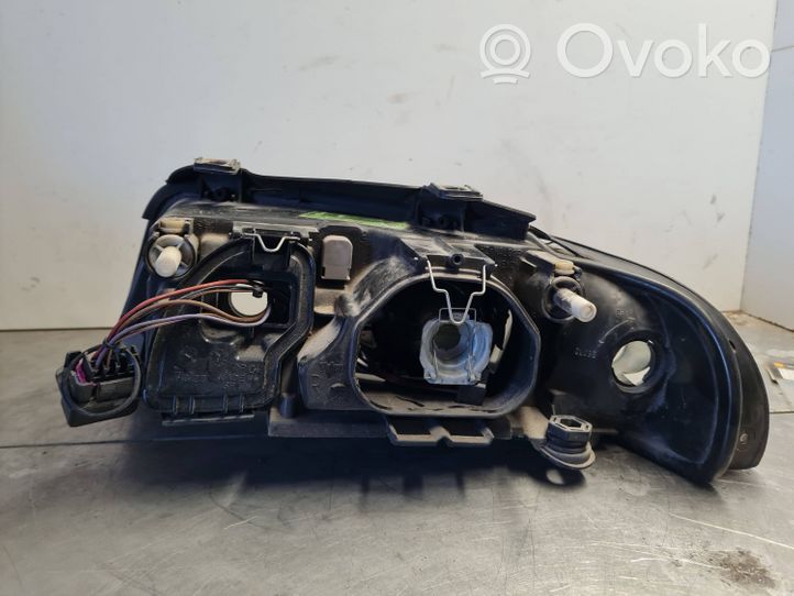 Audi A4 S4 B5 8D Lampa przednia 8D0941004AM