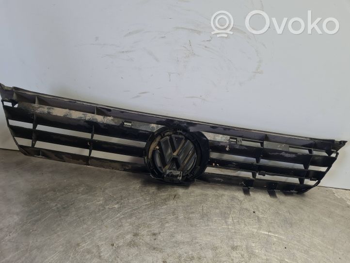 Volkswagen PASSAT B4 Grotelės viršutinės 3A0853653C