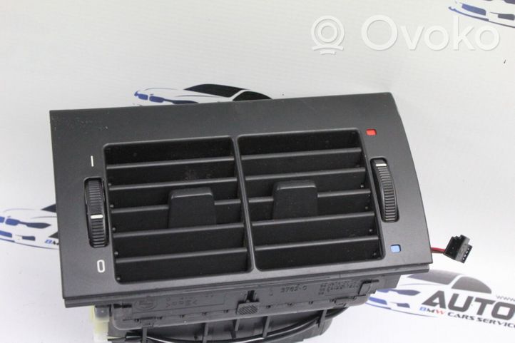 BMW 5 E39 Aizmugurējā gaisa - ventilācijas reste 8376150