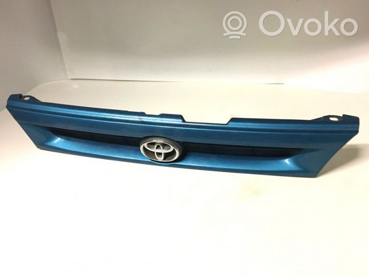 Toyota Corolla E110 Grille calandre supérieure de pare-chocs avant 531111A260