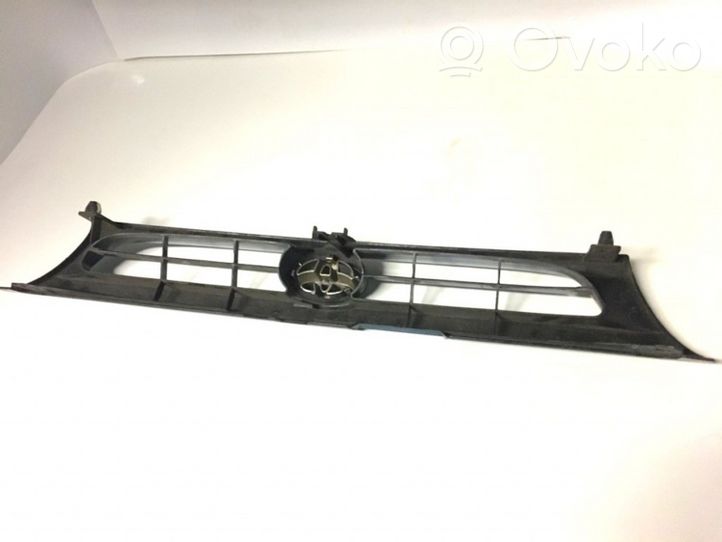 Toyota Corolla E110 Grille calandre supérieure de pare-chocs avant 531111A260