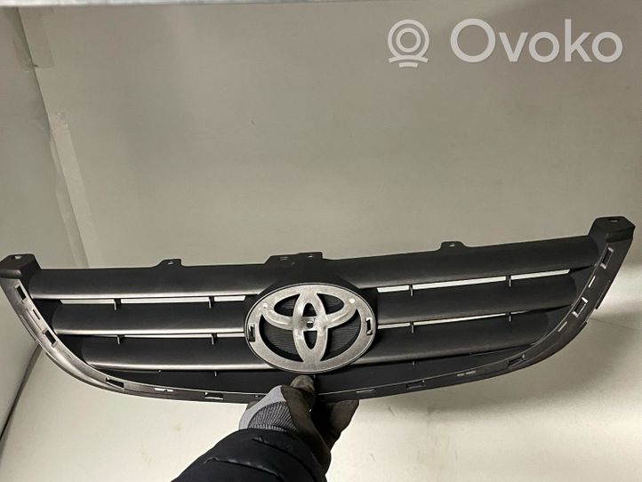 Toyota Avensis T220 Etupuskurin ylempi jäähdytinsäleikkö 5311105040