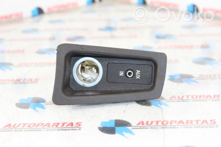 BMW 1 E81 E87 Connettore plug in AUX 6930561