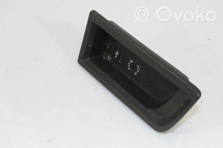 BMW 3 F30 F35 F31 Gniazdo / Złącze USB 9207358