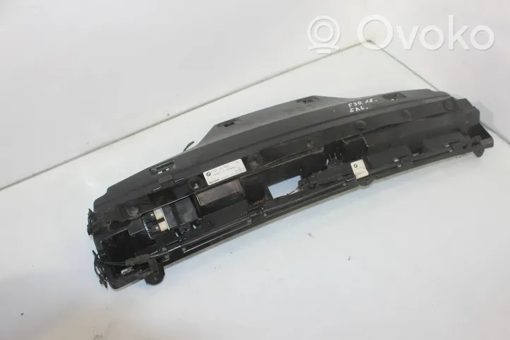 BMW 3 F30 F35 F31 Takapuskurin kannake 7273666