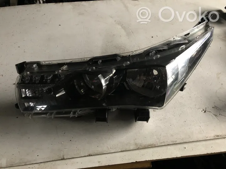 Toyota Corolla E160 E170 Lampa przednia 8115002E70