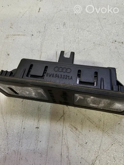 Audi Q2 - Luce targa 8W0943021A