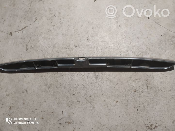 Audi A4 S4 B5 8D Отделка номерного знака 8D5827576B