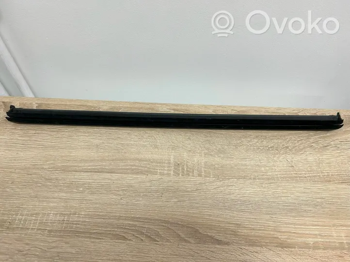 Porsche Cayenne (92A) Rivestimento modanatura del vetro della portiera posteriore 7P0839471