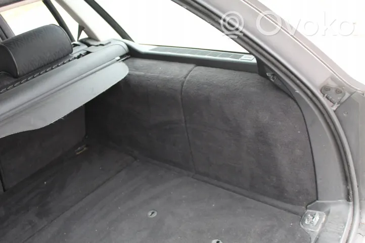 BMW M5 Bagažinės grindys 