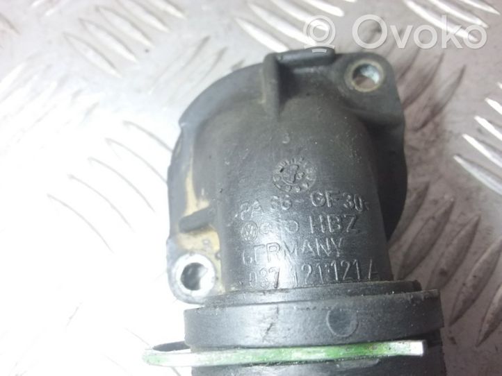 Volkswagen PASSAT B4 Boîtier de thermostat / thermostat 037121121A