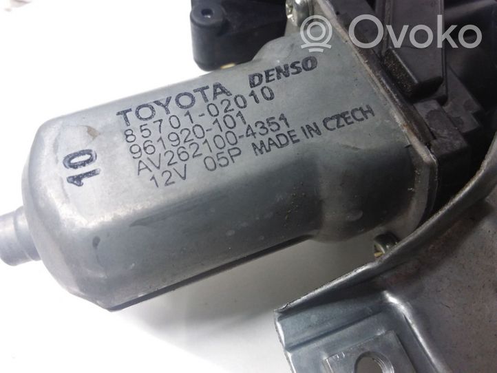 Toyota Avensis T270 Regulador de puerta delantera con motor 8570102010