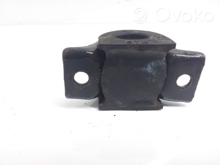 Honda CR-V Sway bar bush bracket, front 