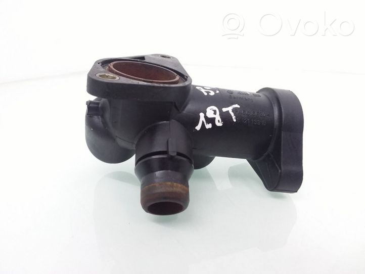Audi A4 S4 B5 8D Engine coolant pipe/hose 058121133B