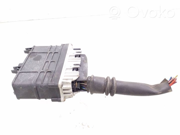 Volkswagen PASSAT B4 Variklio valdymo blokas 8A0907311L