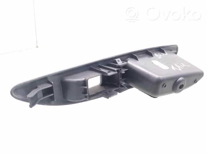 Nissan Primera Moldura del interruptor de la ventana de la puerta derecha 82961AV760