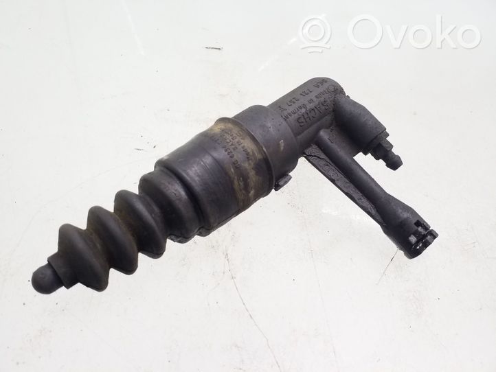 Audi A4 S4 B5 8D Cilindro secondario della frizione 8E0721257F