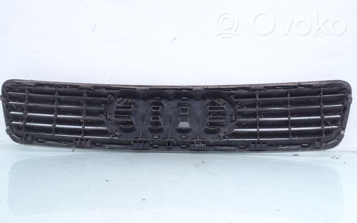 Audi A4 S4 B5 8D Grotelės viršutinės 8D0853651E