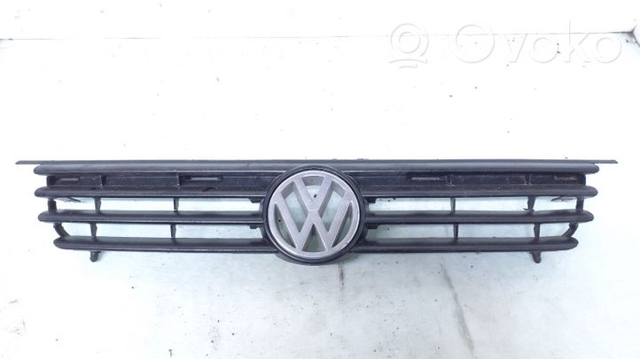 Volkswagen Polo III 6N 6N2 6NF Etupuskurin ylempi jäähdytinsäleikkö 6N0853653B