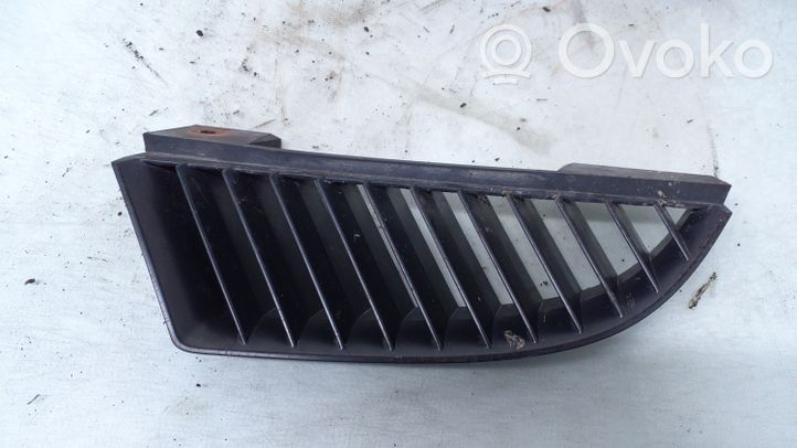 Mitsubishi Colt Grille calandre supérieure de pare-chocs avant MN127773