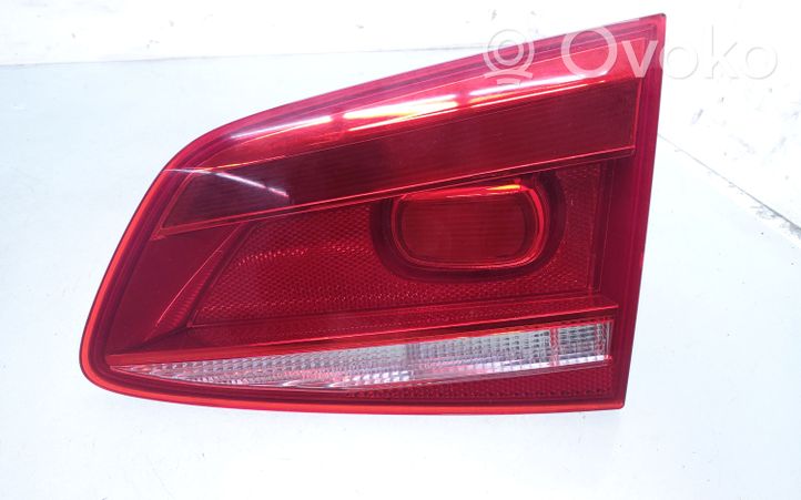 Volkswagen PASSAT B7 Lampy tylnej klapy bagażnika 3AF945094C