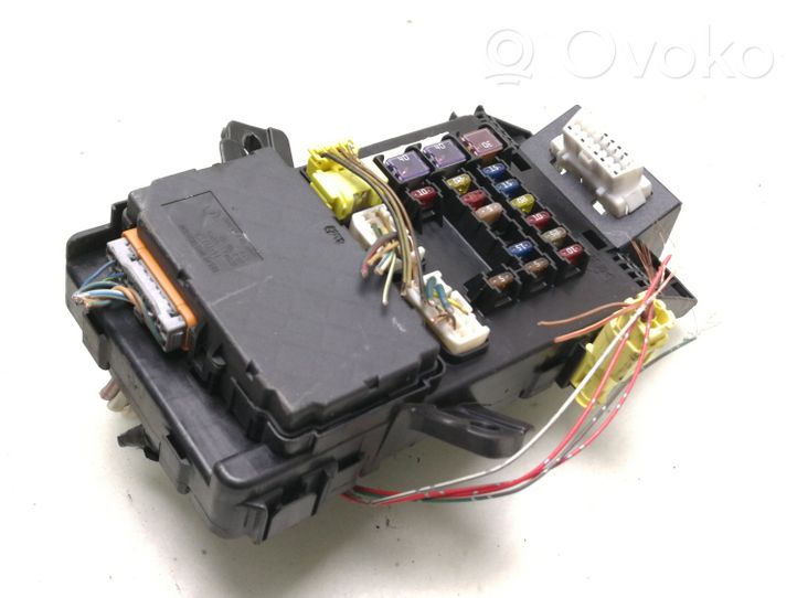 Toyota Avensis T220 Module de fusibles 8264105011